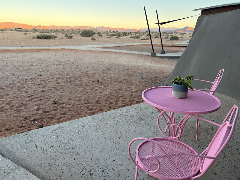 Rosa Tisch und Stühle für den rosa Sonneuntergang in the Desert Grace