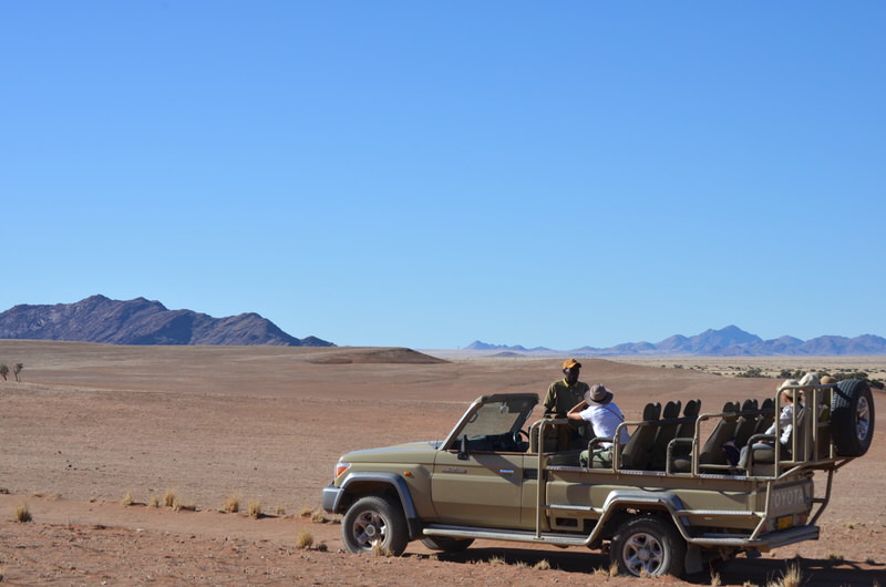 Ob im eigenen Auto oder im offenen Jeep mit Guide - im Auto werdet Ihr in Namibia viel sitzen. Macht aber nix! Bei DER Landschaft