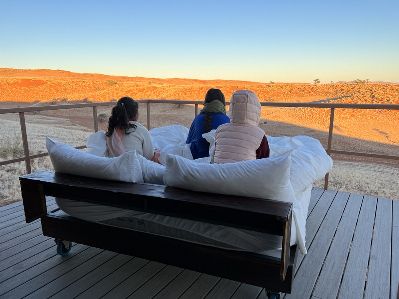 Im Gondwana Namib Dune Star Camp ist der Sonnenaufgang was ganz Besonderes auf der Terrasse des eigenen Hüttchens. Mitten in der Wüste. 