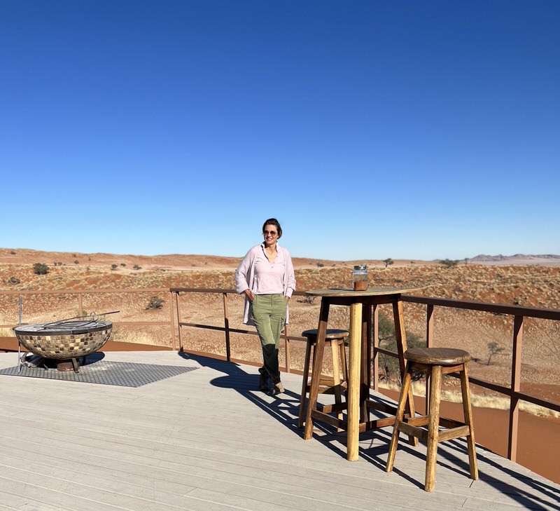 Ich, vor den Weiten der Namibwüste im Gondwana Namib Desert Star Camp
