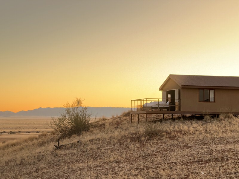 Rundtrip durch Namibia mit Kindern: Zum Sonnenaufgang in der Wüste auf der eigenen Terrasse aufwache. Mega!