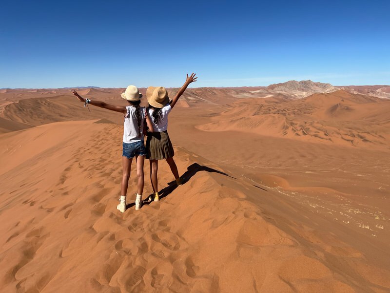 Spätestens auf der Düne in der Wüste braucht es einen Hut in Namibia!