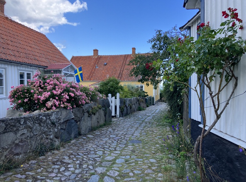 Typisch schwedisch kommt auch der kleine Ort Kivik in Skane daher. Foto: Vanessa Bujak