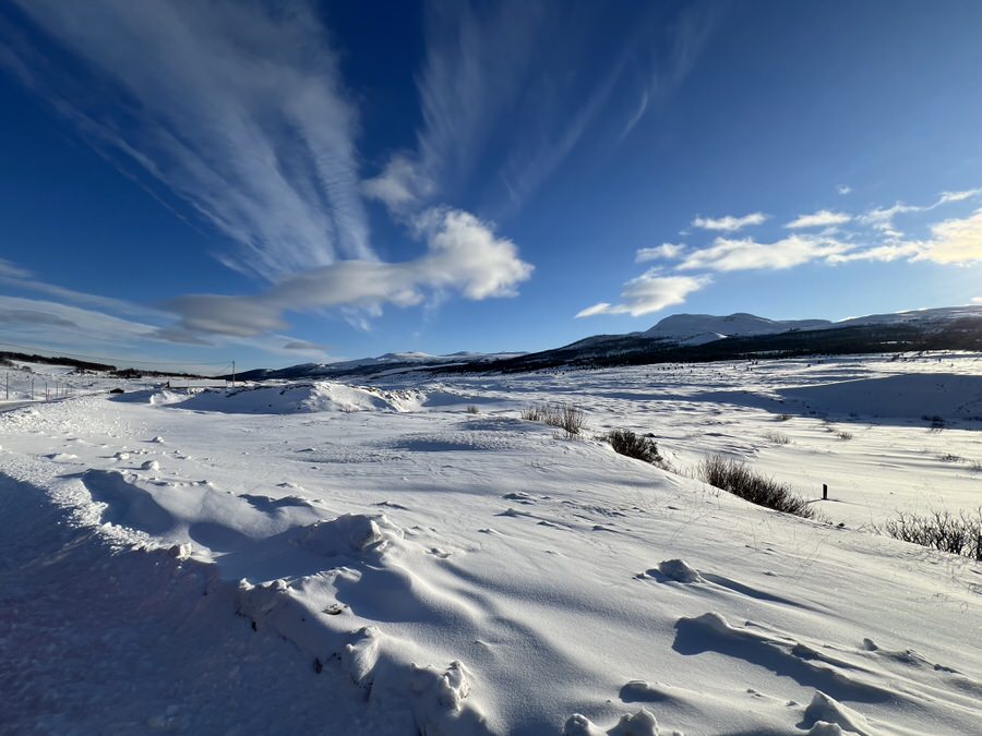 Das winterliche Norwegen gibt es mit strahlend blauem Himmel und weißer Landschaft