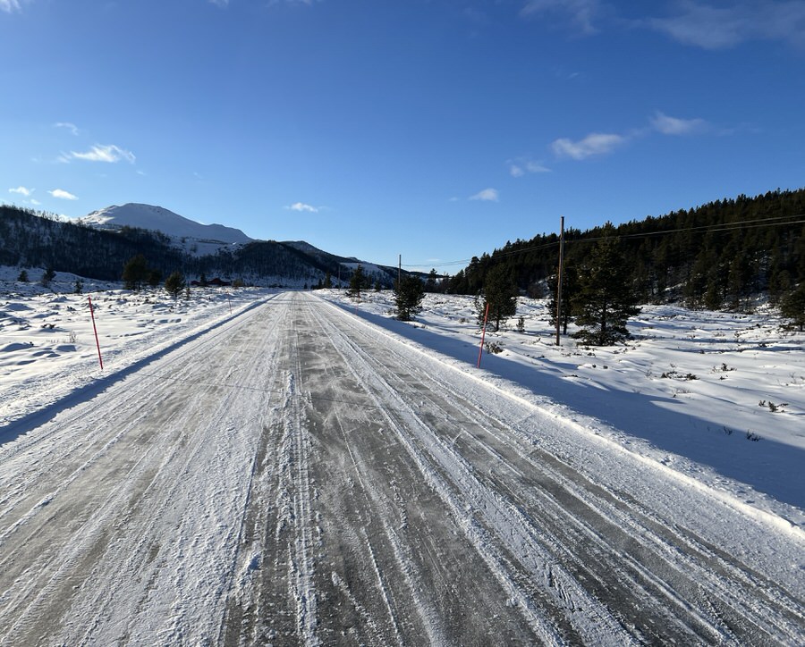 Im Winterurlaub mit den Kindern in Norwegen fahrt Ihr kilometerweit durch die weiße Landschaft - Häuser gibt es hier nur spärlich. 