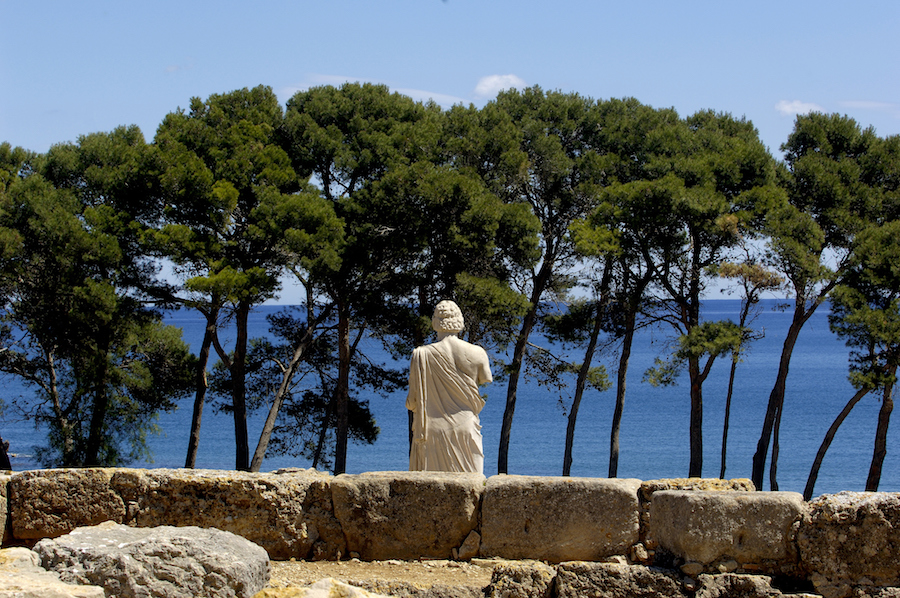 Familienurlaub am Meer: an der Platja d'Empuries badet Ihr mit einer archäologischen Ausgrabungsstätte im Hintergrund