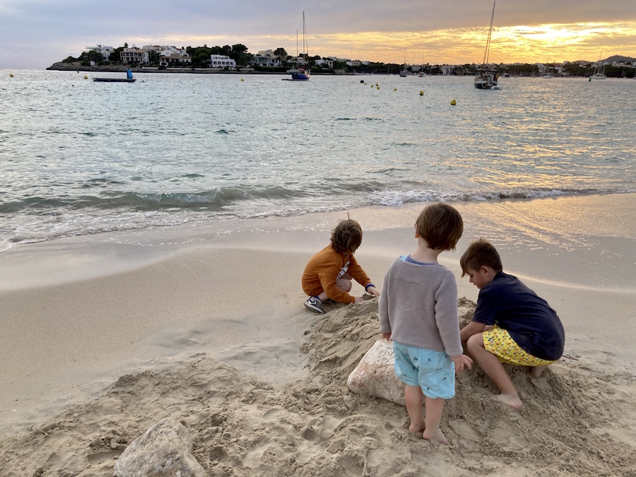 Sonnenuntergang am familienfreundliche Strand bei Portocolom.