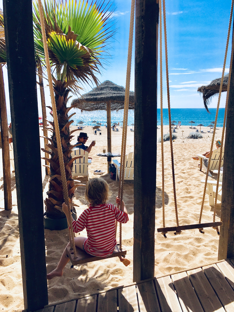 Urlaub mit Kindern am Meer: bei der Beach Bar der Praia de Melides gibt es Schaukeln, wie cool