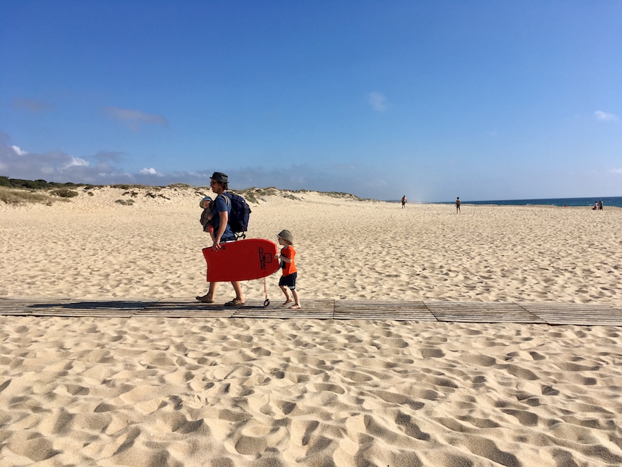 Sand satt an der Praia de Melides im portugiesischen Alentejo
