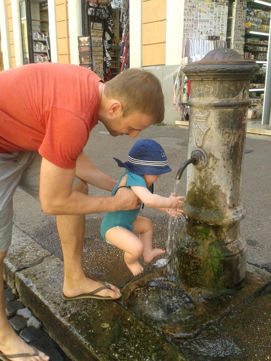 Rom mit Baby - Lucia's Mini erfrischt sich am Trinkbrunnen in Rom