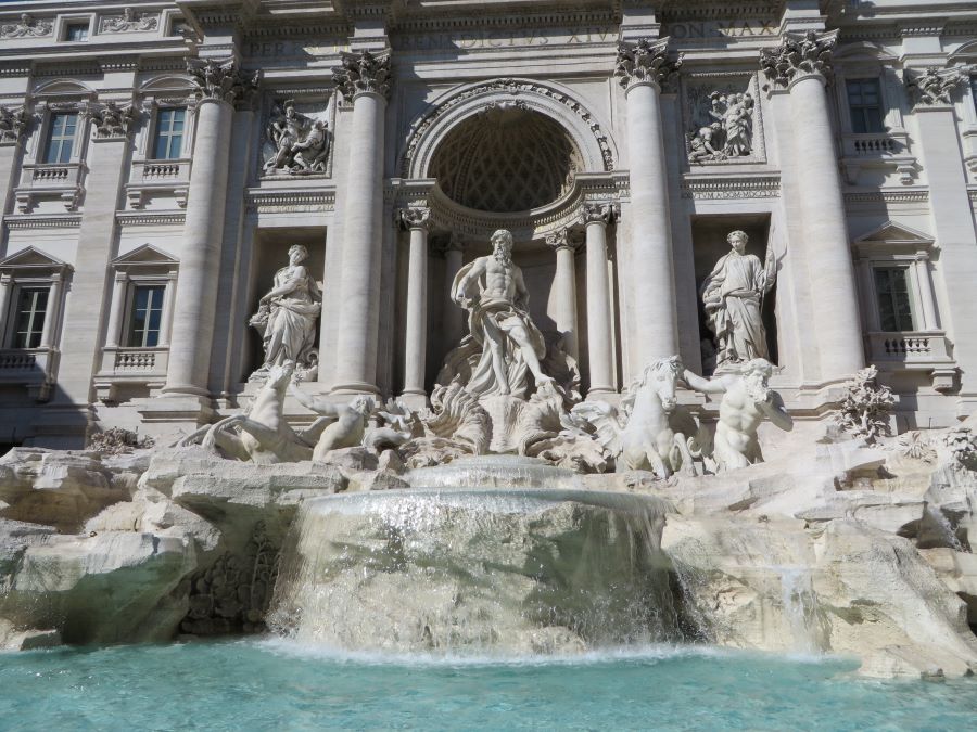 Der riesige Trevi-Brunnen in Rom beeindruckt Klein und Groß