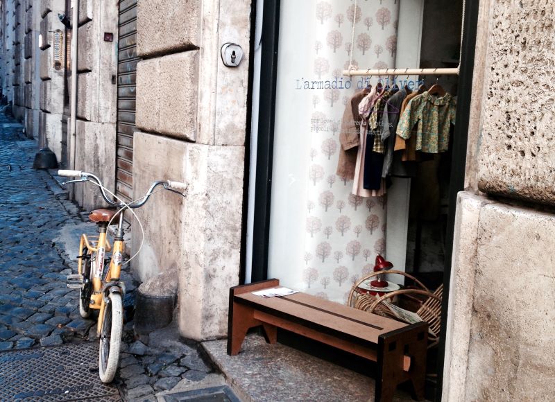 Shoppen mit Kindern in Rom - zuckersüßer Kinderladen in der Via degli Zingari in Monti