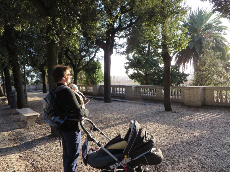 Pause mit Baby in Rom im Park der Villa Borghese