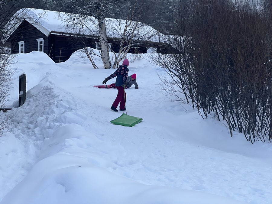 Norwegen mit Kindern im Winter: Wilder Rodelhügel in der Rondane River Lodge (Bild: Sonja Alefi)