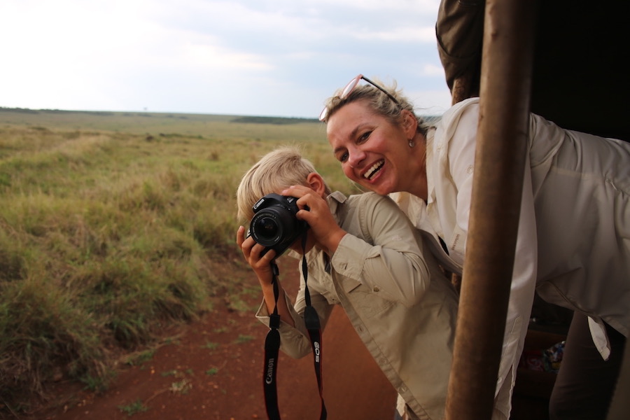 Nadja mit einem ihrer Jungs auf Safari in Afrika (Foto: Nadja Albrecht)