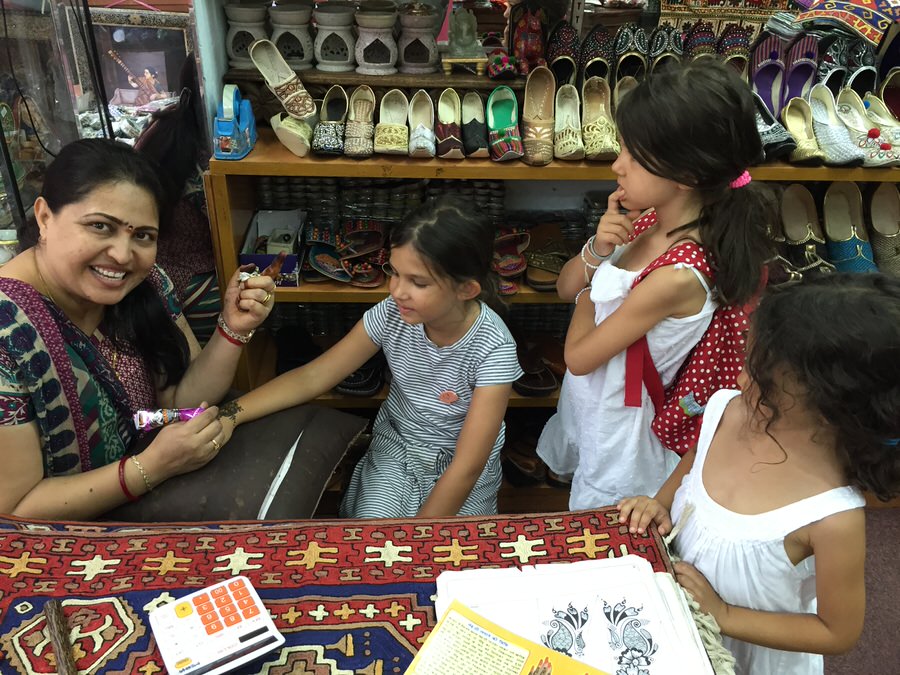 Die Minis waren begeistert: Hennakunst auf der Hand gibts in Little India in Singapur (Foto: Sonja Alefi)