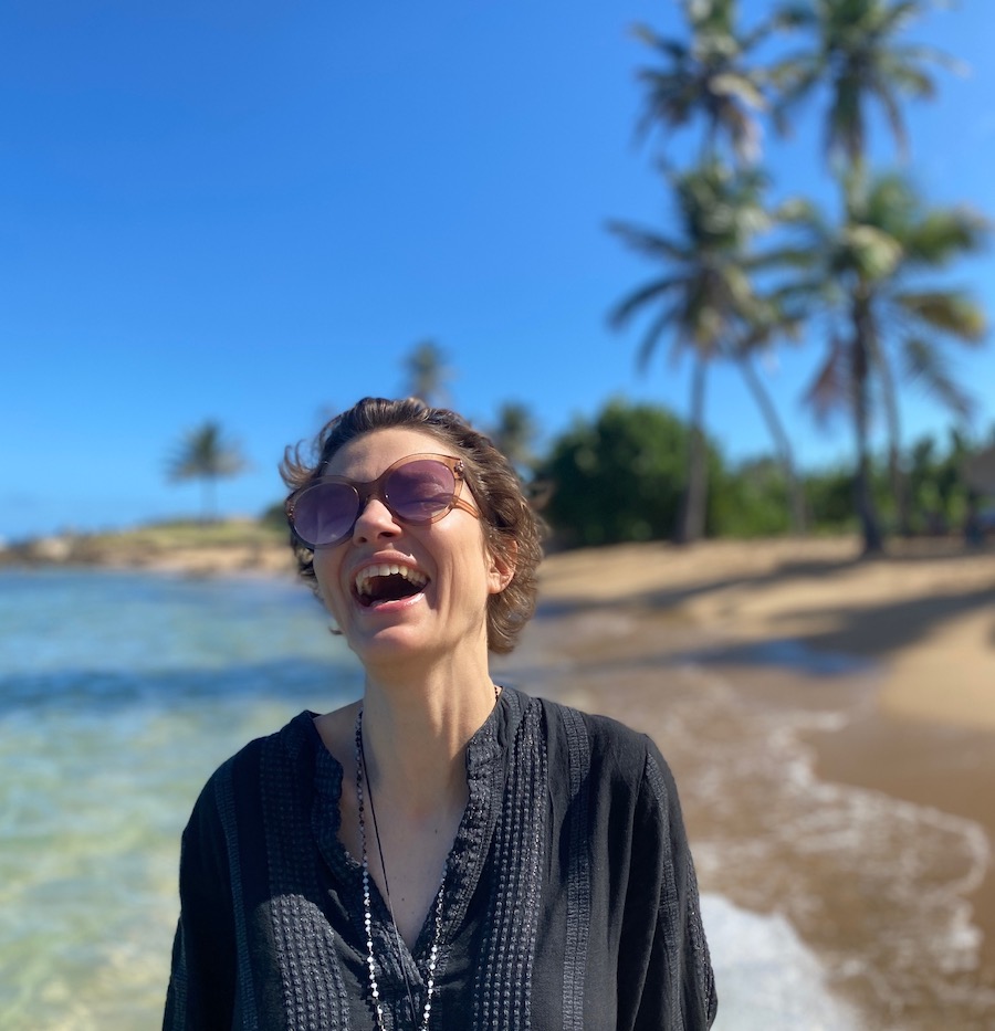 Die Autorin Sonja Alefi an einem schönen Strand in Puerto Rico