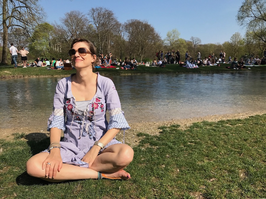 Die Autorin Sonja beim Sonnen im Englischen Garten