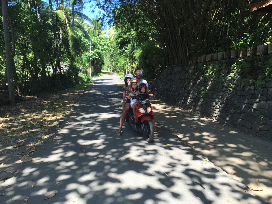 Mopeds sind das übliche Fortbewegungsmittel auf Balis. Bei drei Kindern wirds ein bisschen eng - geht aber! (Foto: Sonja Alefi)