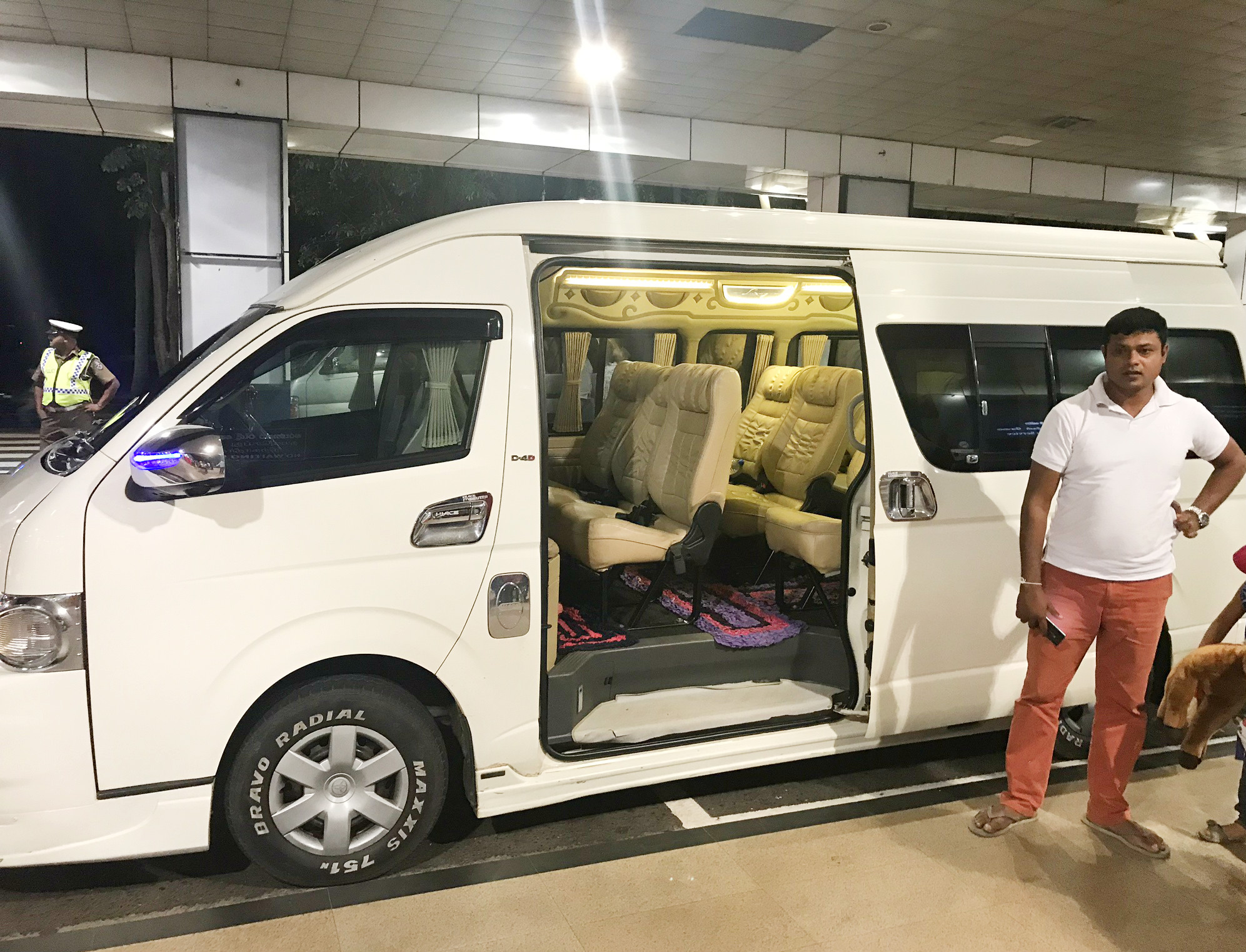 Sir Lanka mit Kindern: Tharanga und unser Partybus holen uns am Flughafen ab