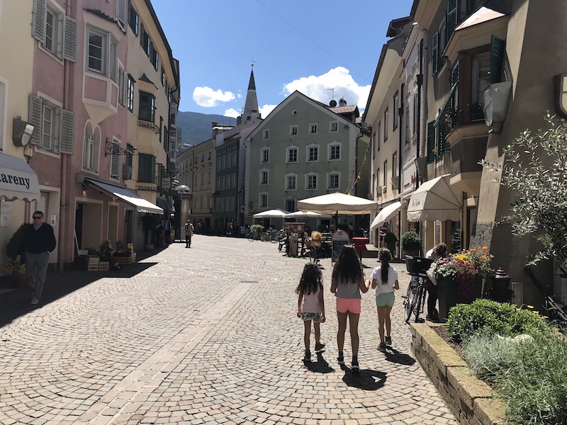 Südtirol mit Kindern: Unterwegs im malerischen Bozen (Bild: Sonja Alefi)