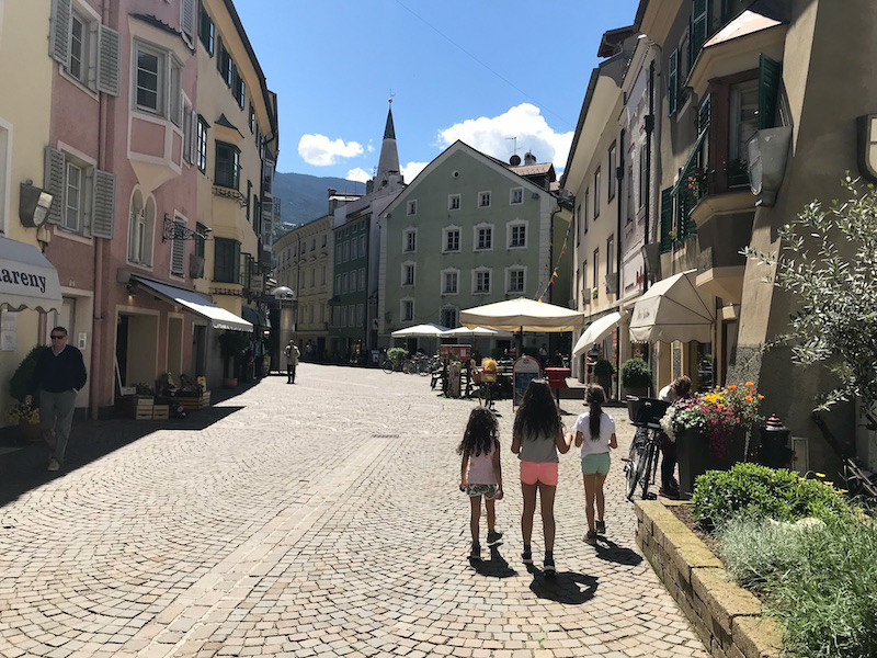 Brixen ist eine süße Stadt! Mama bekommt einen Aperol Sprizz in einem der vielen Straßencafes und die Kinder ein Eis! So geht Südtirolurlaub mit Kindern!