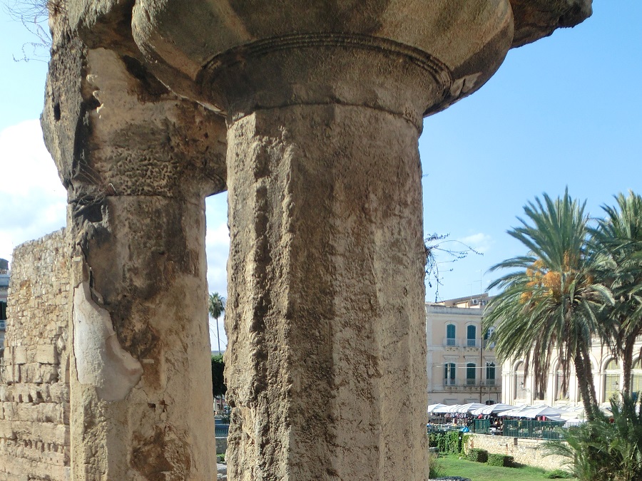 Sizilien mit Kindern: Jahrtausendalte Säulen im Zentrum von Syrakus (Foto: Lucia Vaccaro Notte)