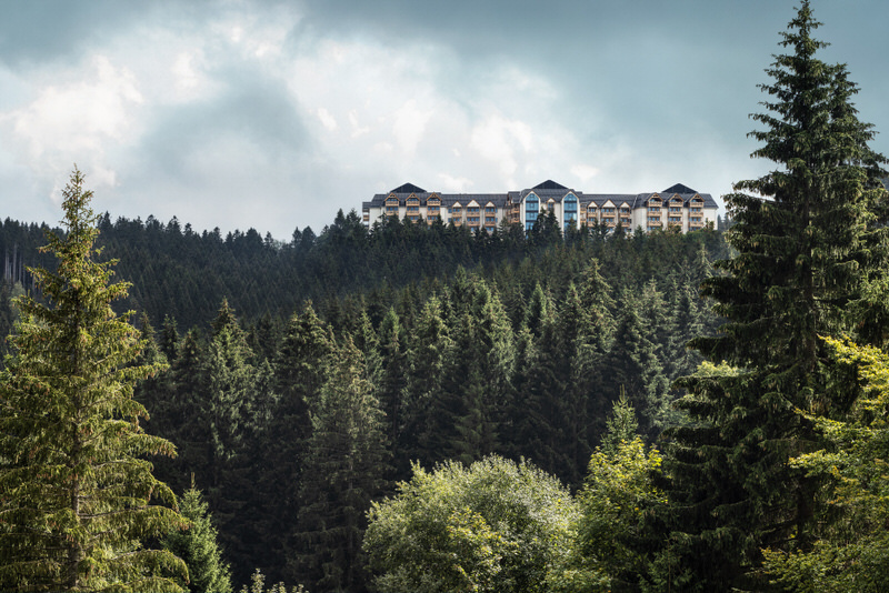 Familienhotel in Deutschland: So malerisch liegt das Grand Green im Thüringer Wald (Foto: Grand Green)