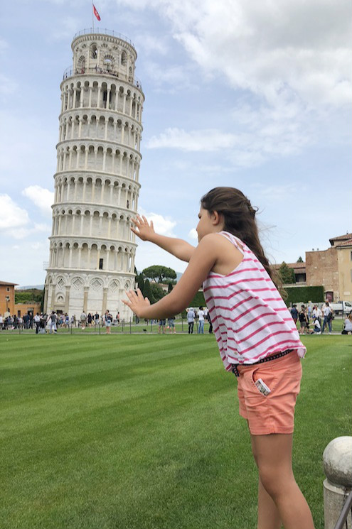 Schon anstrengend! Den schiefen Turm von Pisa festzuhalten...