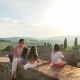 Blick vom hübschen Städtchen Montegemoli auf die schöne Landschaft - selbst die Kinder werden da ganz andächtig! Toskana mit Kindern ist cool!