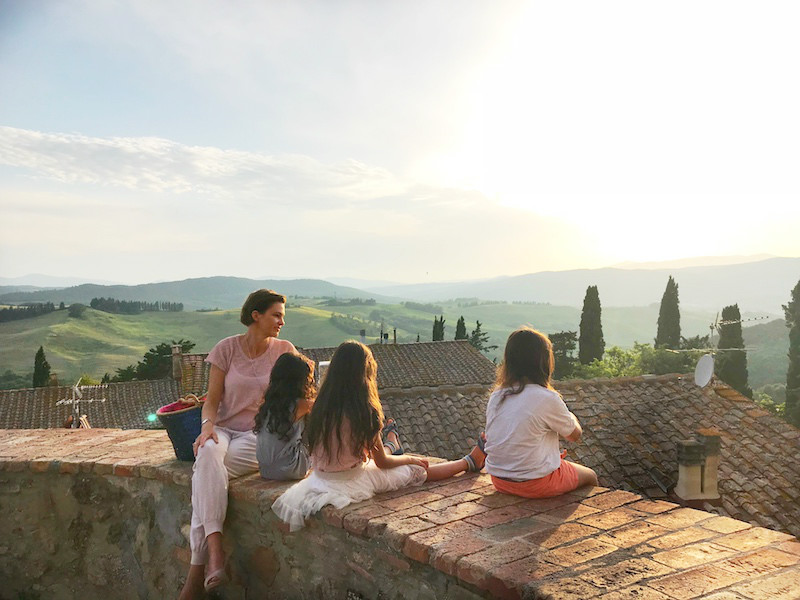 Blick vom hübschen Städtchen Montegemoli auf die schöne Landschaft - selbst die Kinder werden da ganz andächtig! Toskana mit Kindern ist cool!