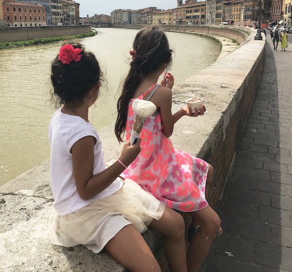 Eisessen in Pisa am Fluss Arno - so gehen auch Kids in der Toskana auf Sightseeingtour!