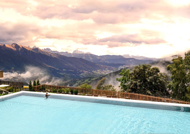 Für so eine Wow-Aussicht vom Pool müsst Ihr nicht weit fahren. Urlaub in der Nähe geht in Österreich super mit Kindern von Süddeutschland aus (Foto: Tratterhof Mountain Skyhotel)