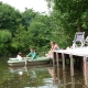 Mit den hauseigenen Ruderbooten können die Kids über den Fluss schippern.